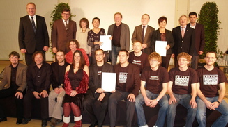 Die Preisträger des Bezirks-Kulturpreises 2009, der in den Kategorien Denkmalschutz, Kleinkunstbühnen und Popularmusik vergeben wurde.Foto: hcr