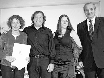 Bezirkstagspräsident Franz Löffler (re.) überreichte Hanne und Roland Hertlein (li.) den Kulturpreis des Bezirks Oberpfalz. Foto: privat